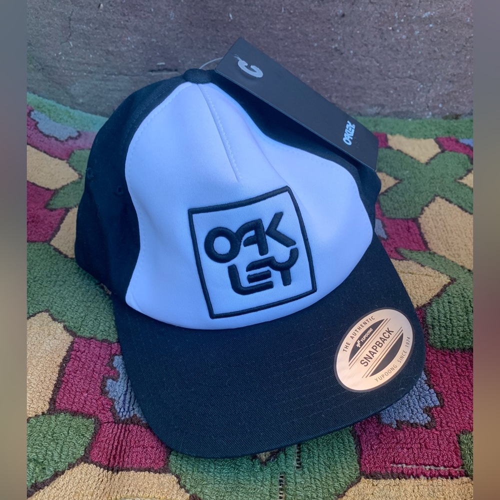DEADSTOCK Oakley SnapBack Hat